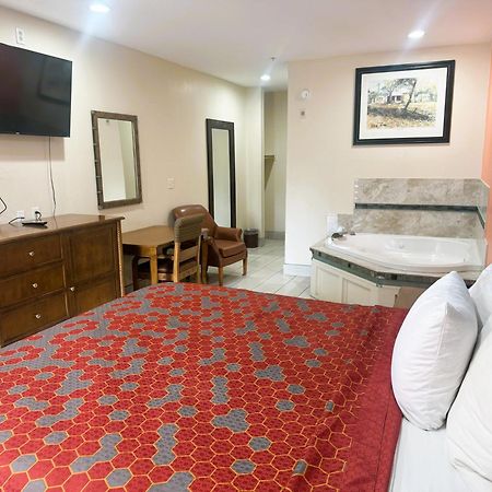 Pecan Valley Inn & Suites Сан-Антонио Экстерьер фото