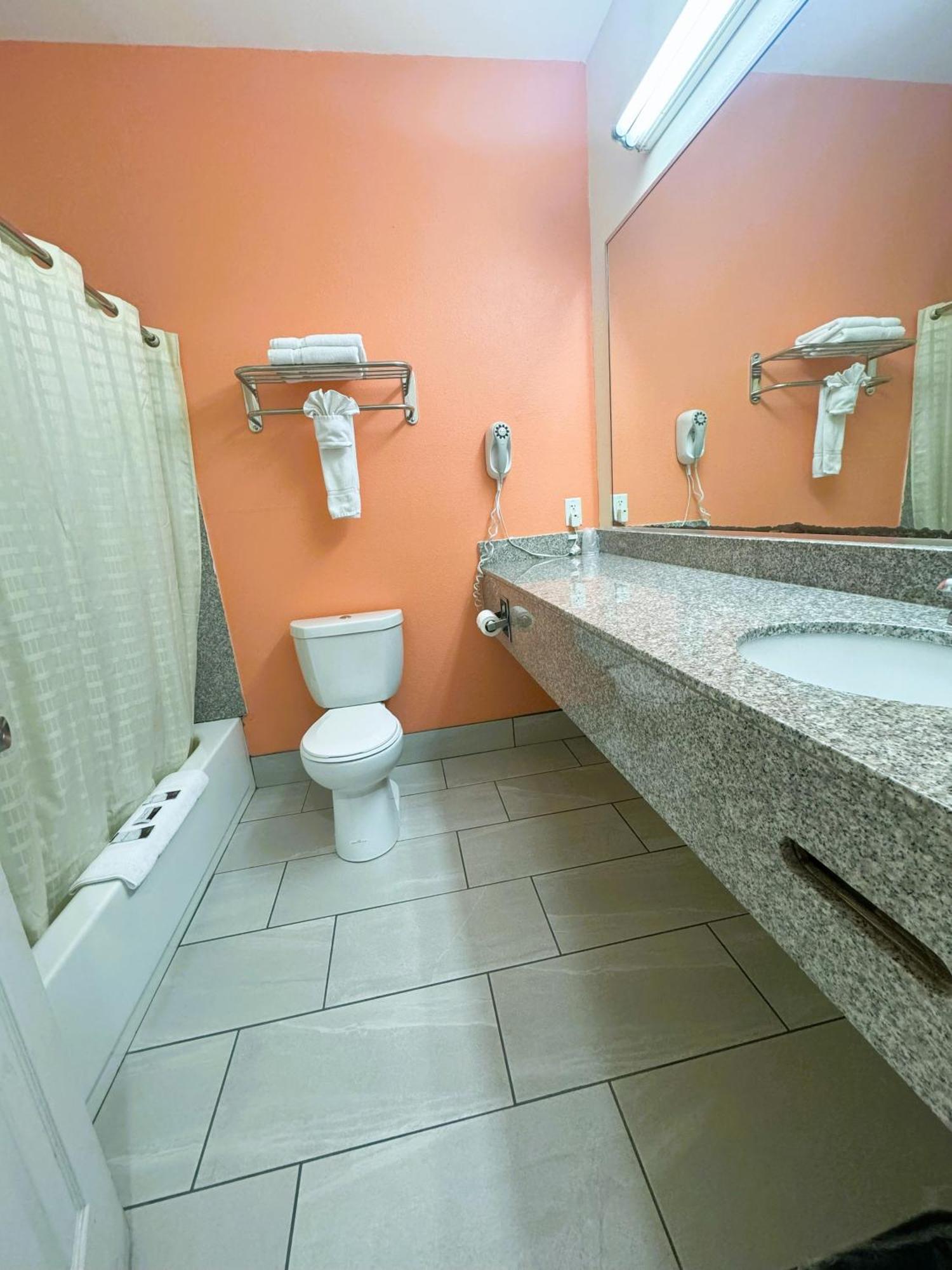 Pecan Valley Inn & Suites Сан-Антонио Экстерьер фото